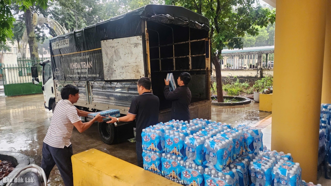 Hỗ trợ nhu yếu phẩm khẩn cấp cho nhân dân bị ảnh hưởng mưa lũ trên địa bàn tỉnh Đắk Lắk